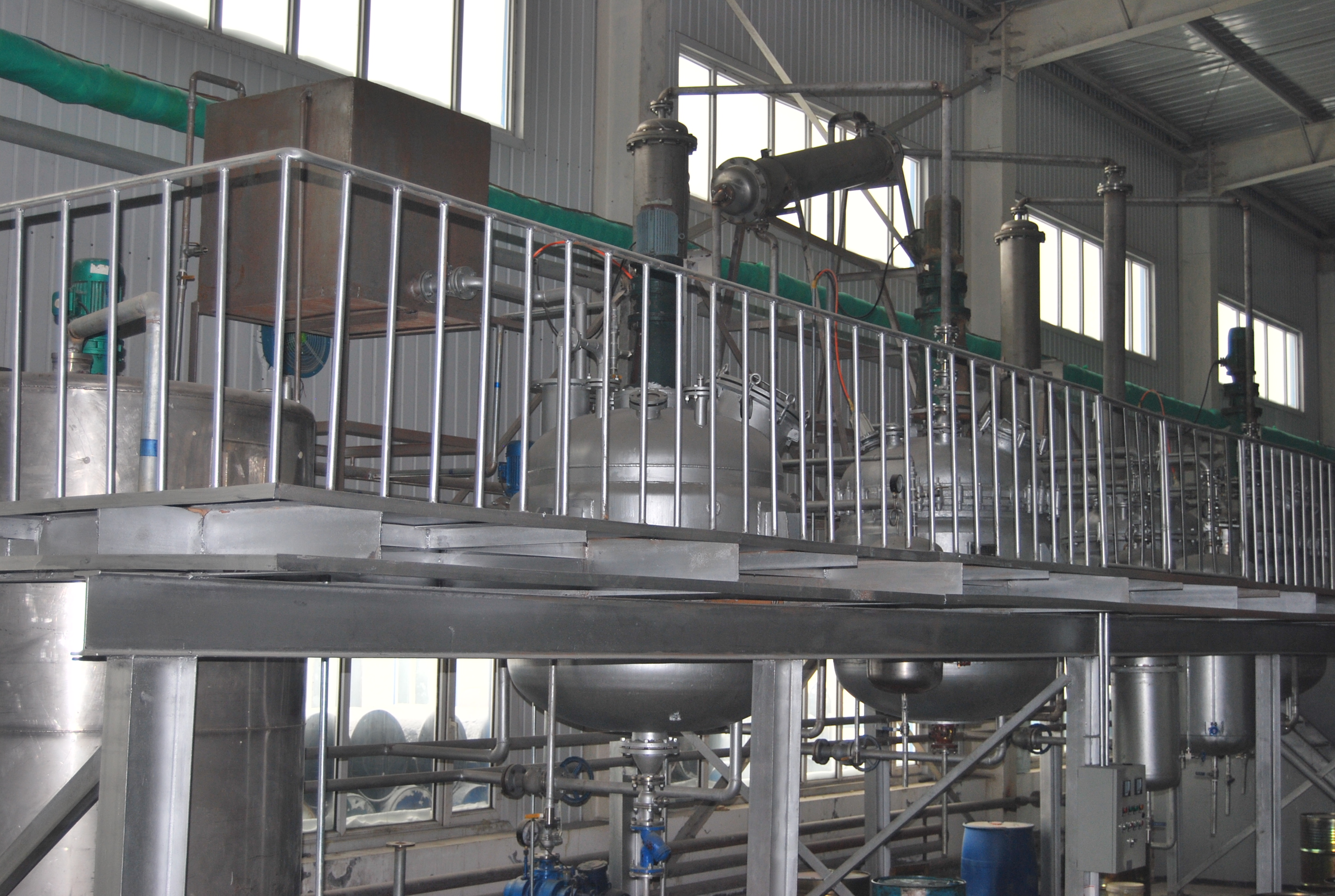 聚合催化反應(yīng)裝置